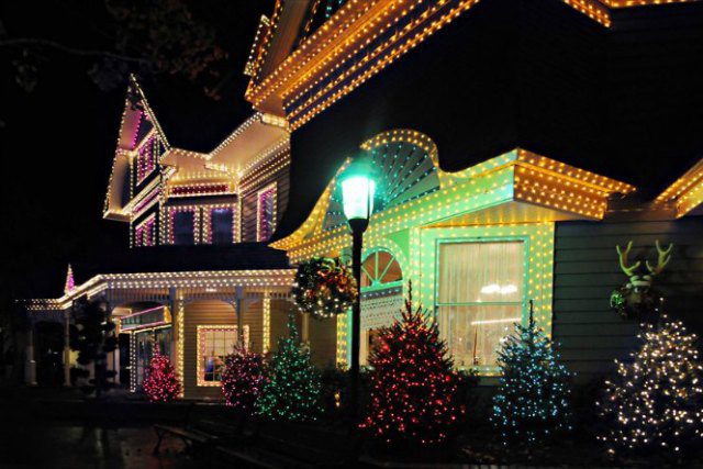 Holiday Lighting Decorations: How to Do It Without Damaging the Roof?